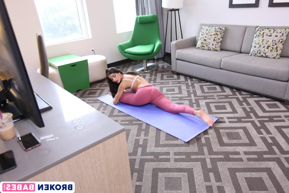 25P Tight Yoga Pants Anal Fuck With Petite Latina Emily Willis