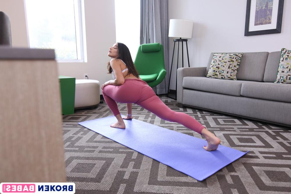 25P Tight Yoga Pants Anal Fuck With Petite Latina Emily Willis