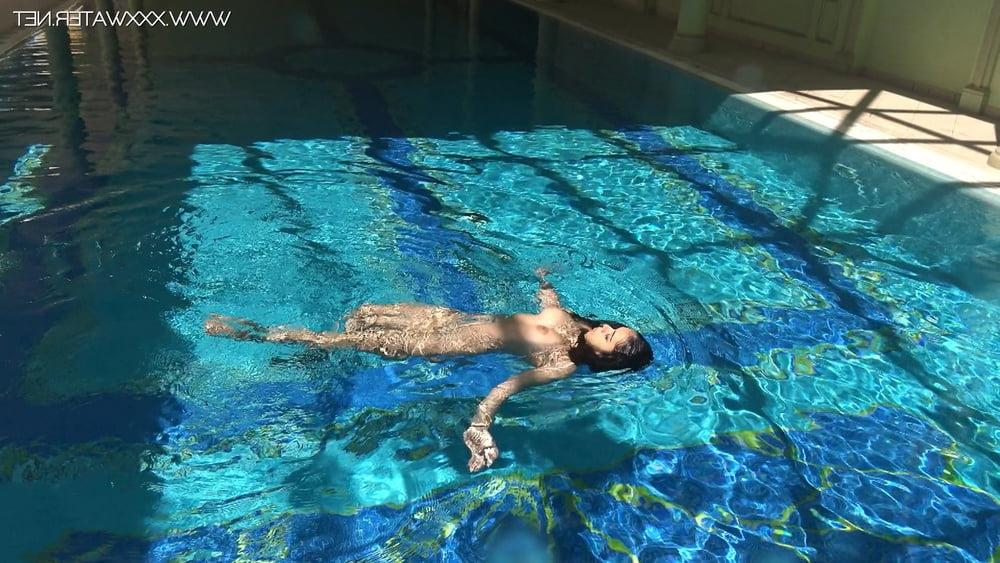 25P Diana Rius Pt.1 UnderWaterShow Pool Erotics