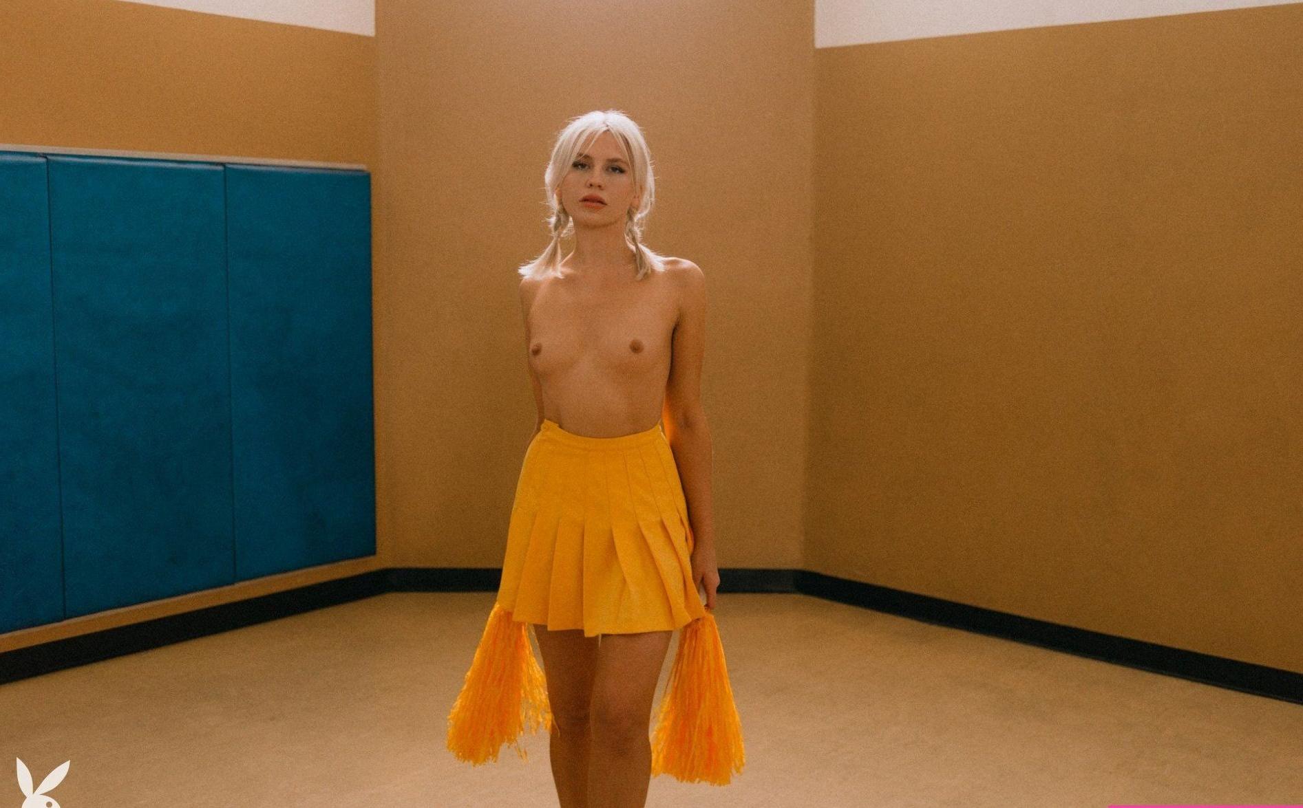 25P Lennon Elizabeth nude