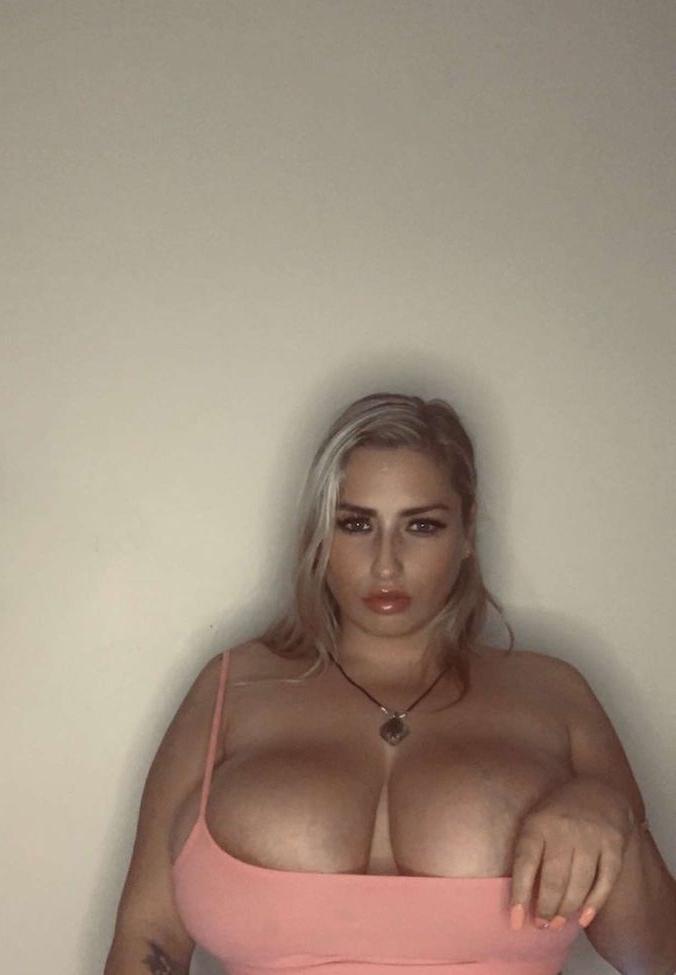 4P Khloexof nude