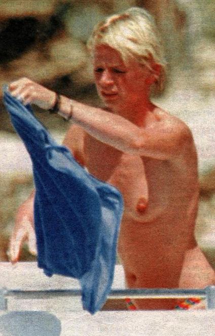 19P Zoe Ball nude