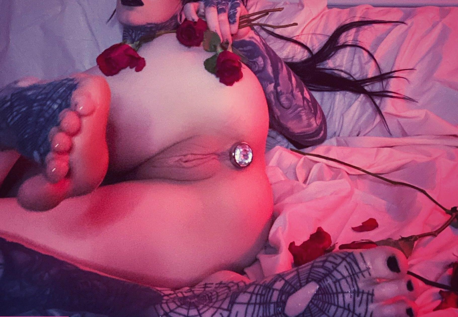 12P Erotic Funeral nude
