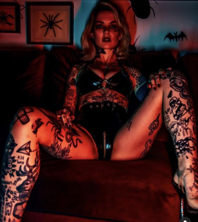 14P Emily Malice nude
