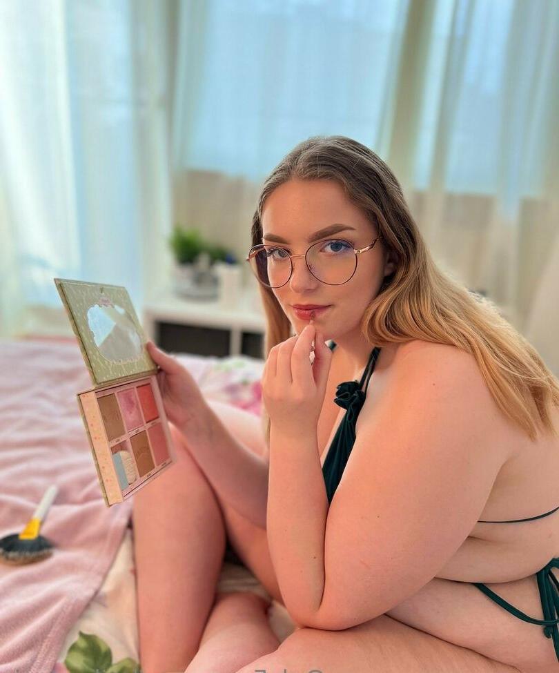 25P Hailey Davis nude