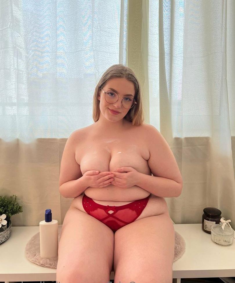 25P Hailey Davis nude