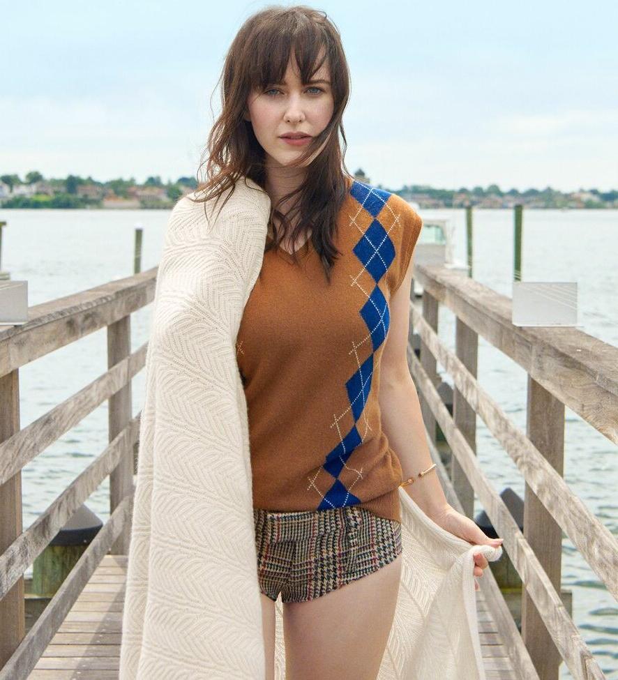 22P Rachel Brosnahan nude