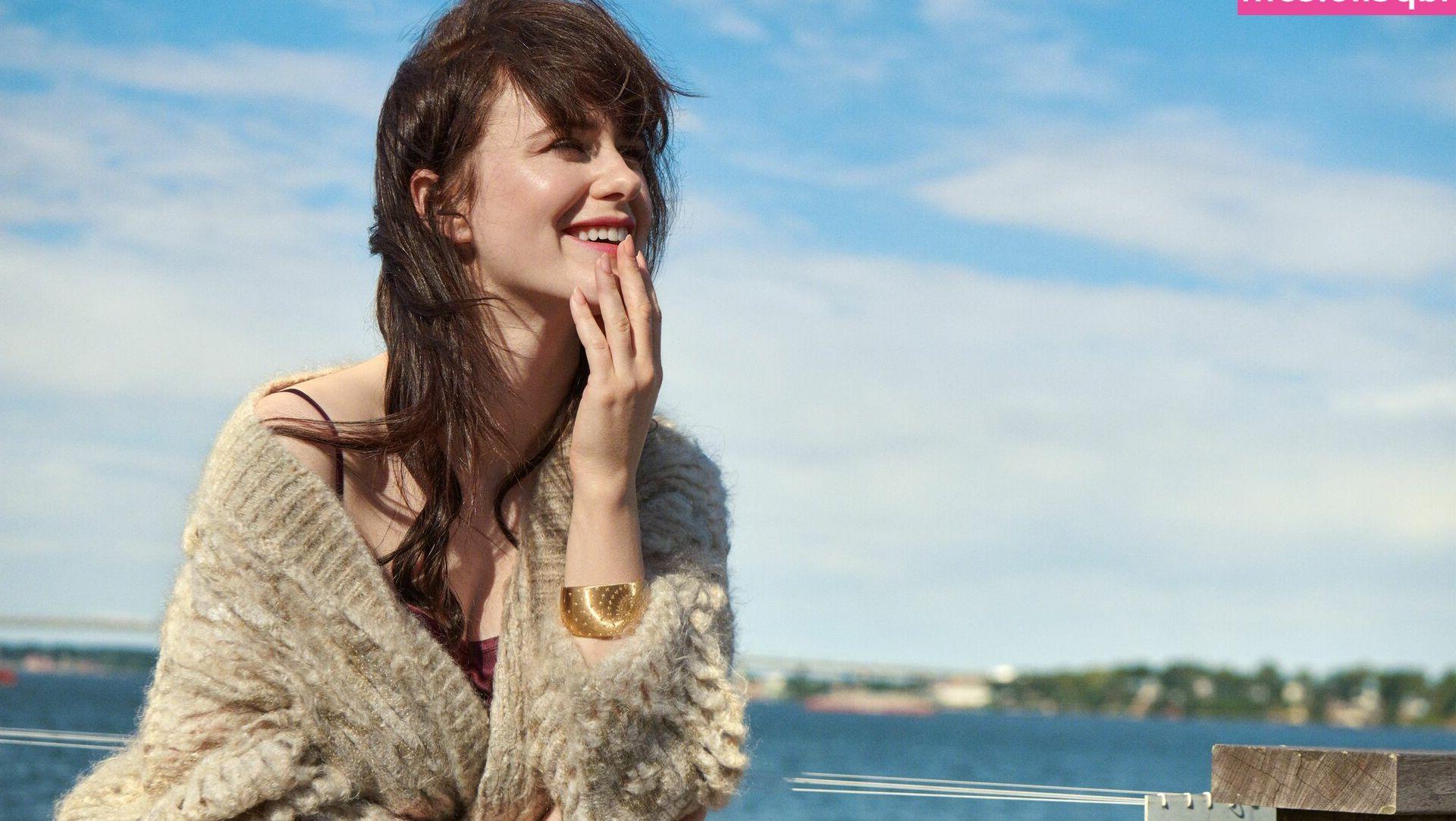 22P Rachel Brosnahan nude