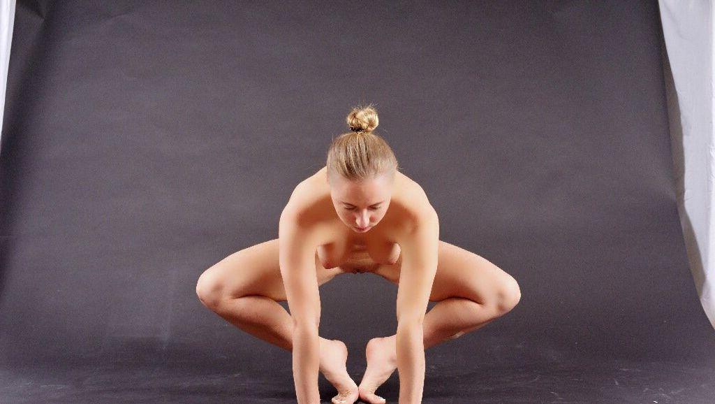 25P Anastasia Zavistovskaya nude