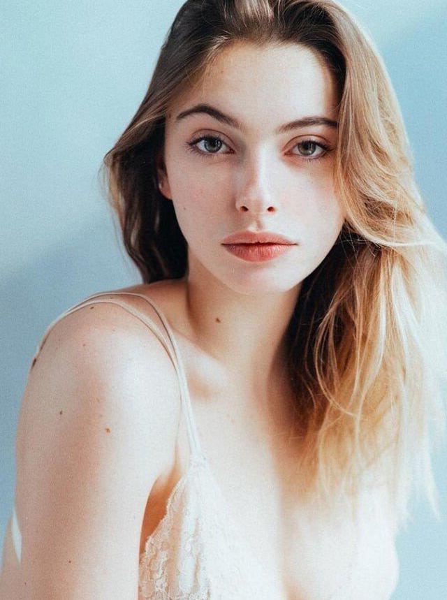18P Cristal Nannoni nude