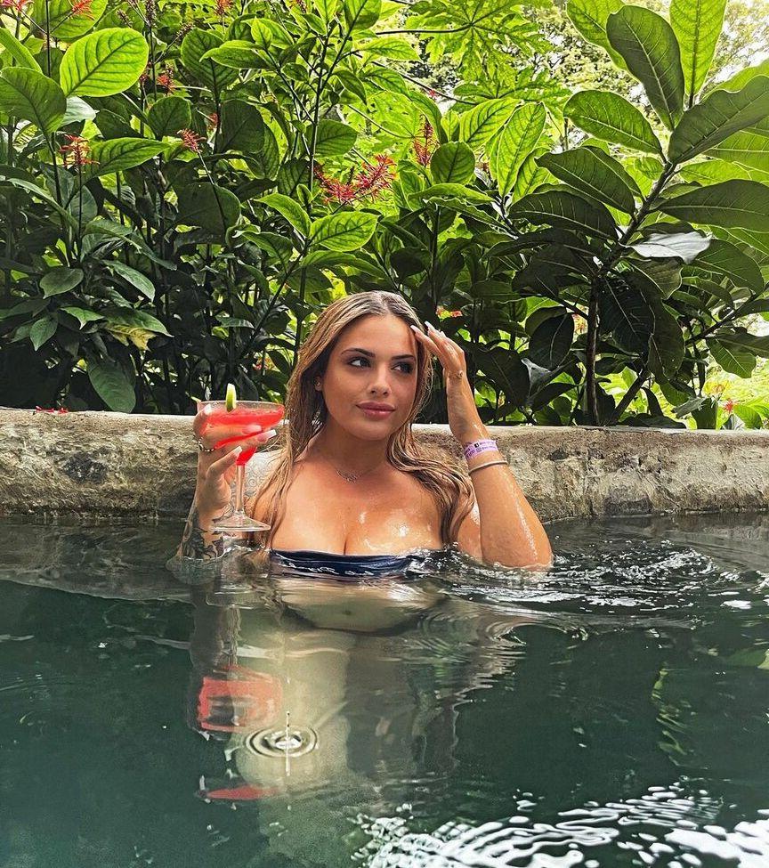 25P Taylor Stewart nude