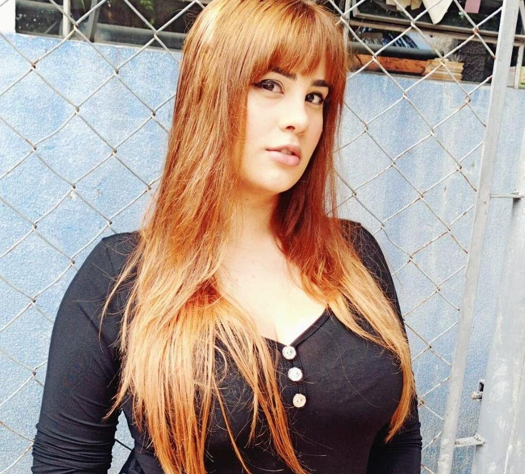 25P Isabela Barri nude