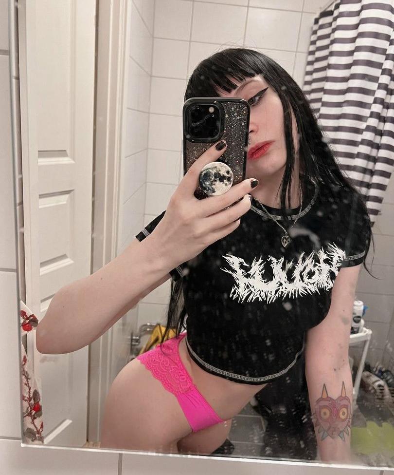 15P Messy nude