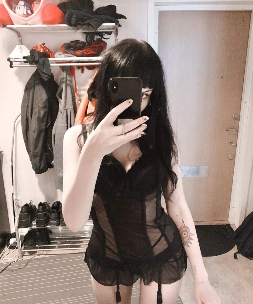 15P Messy nude