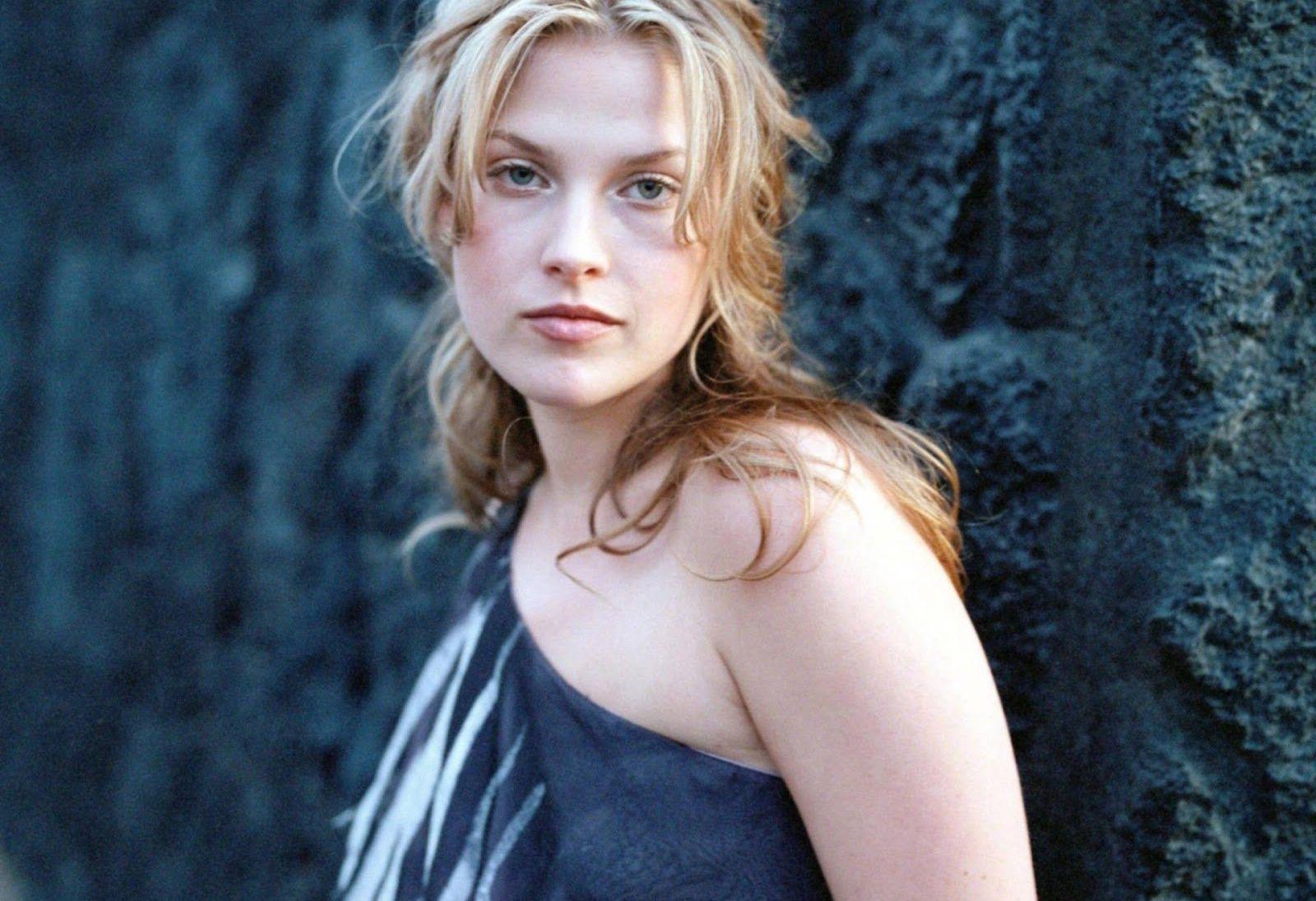 25P Ali Larter nude