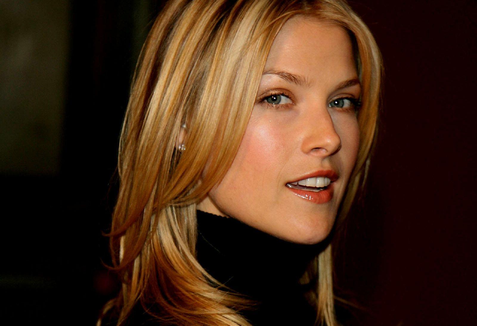 25P Ali Larter nude