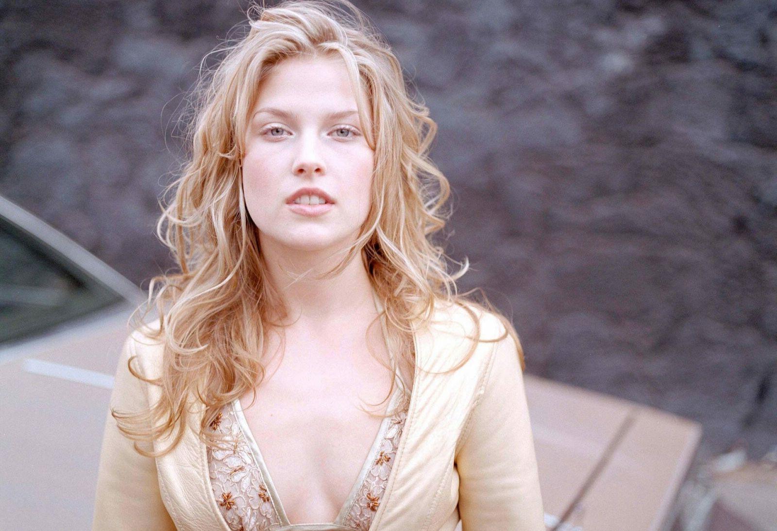 25P Ali Larter nude