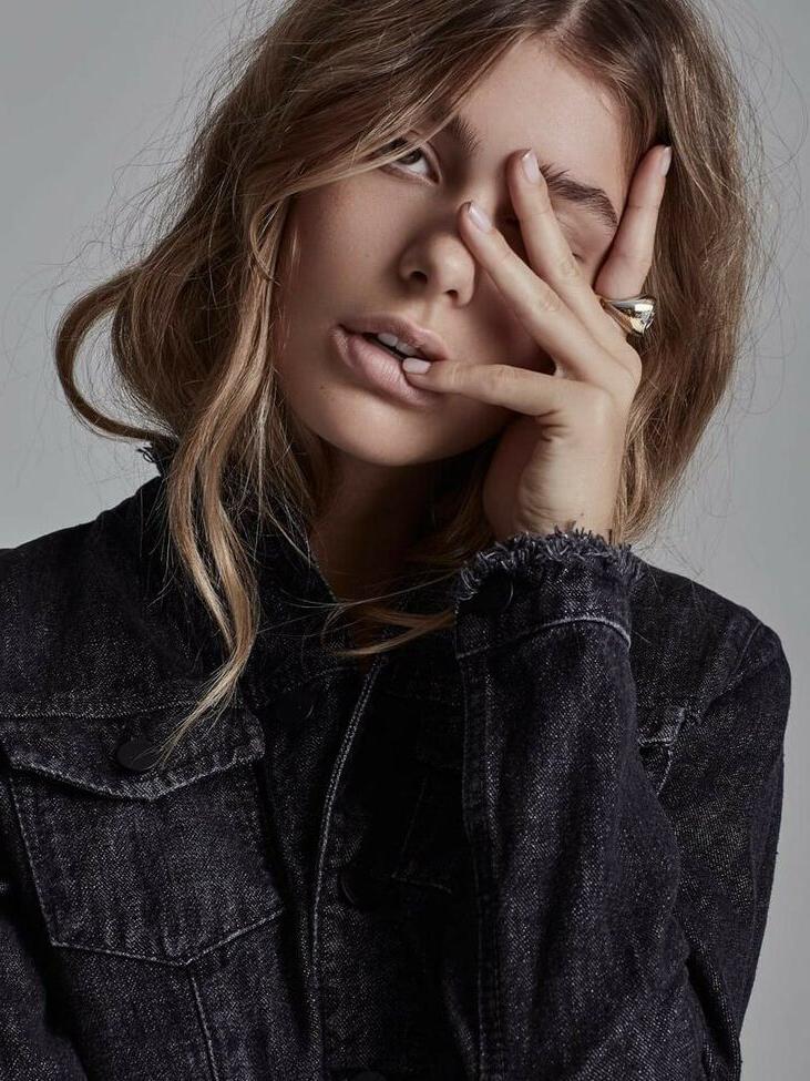 25P Camila Morrone nude