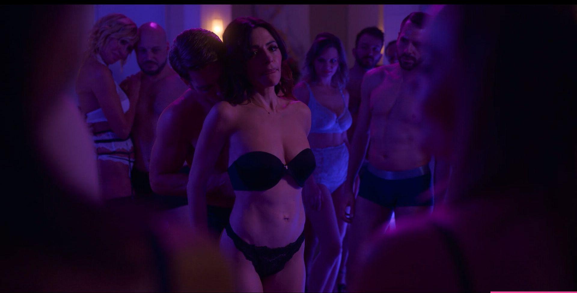 25P Sarah Shahi nude