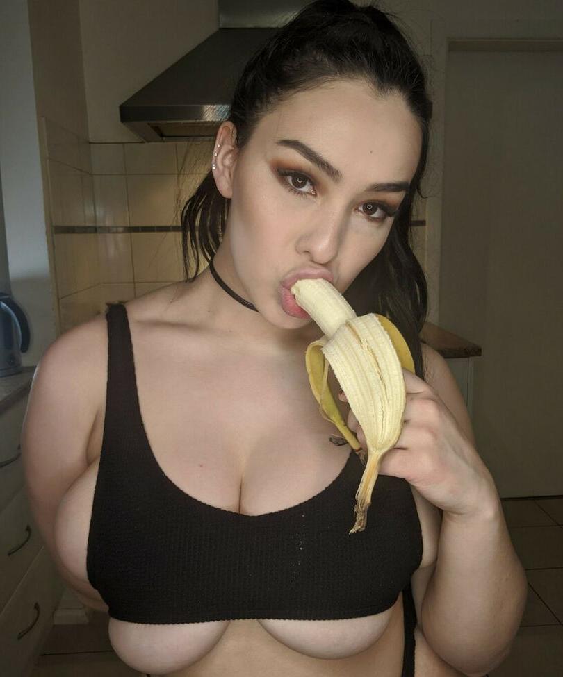 25P Leahgoeswilde nude
