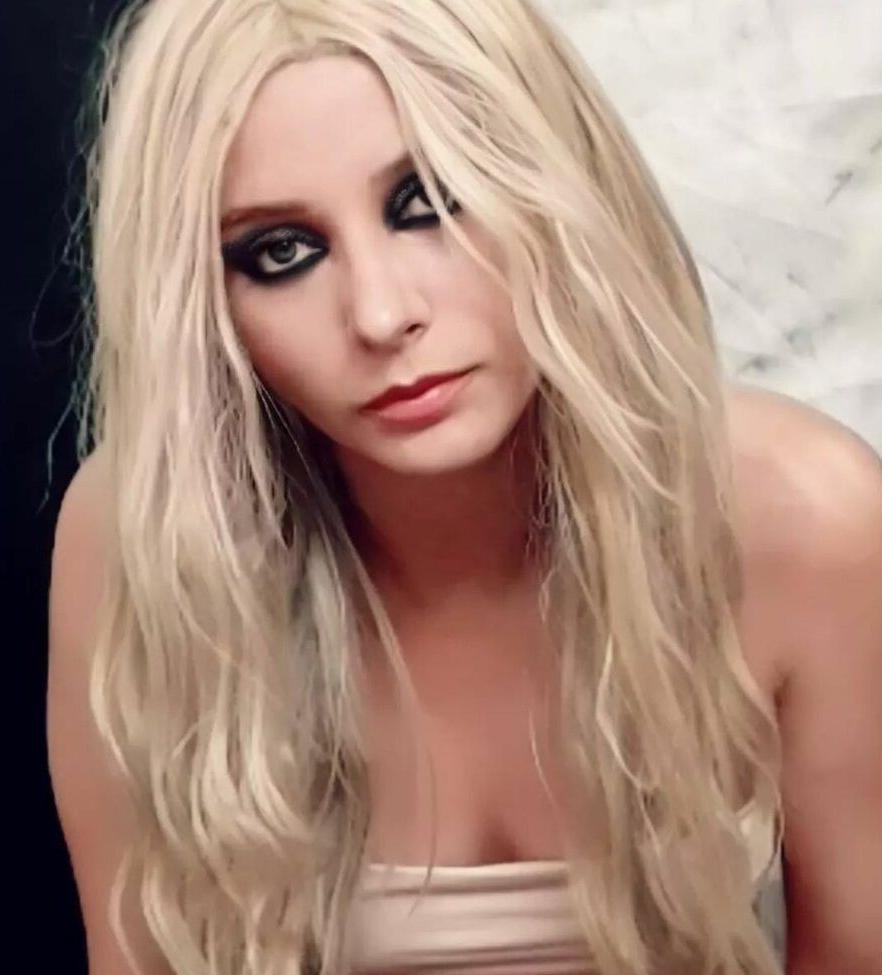 25P Taylor Momsen nude