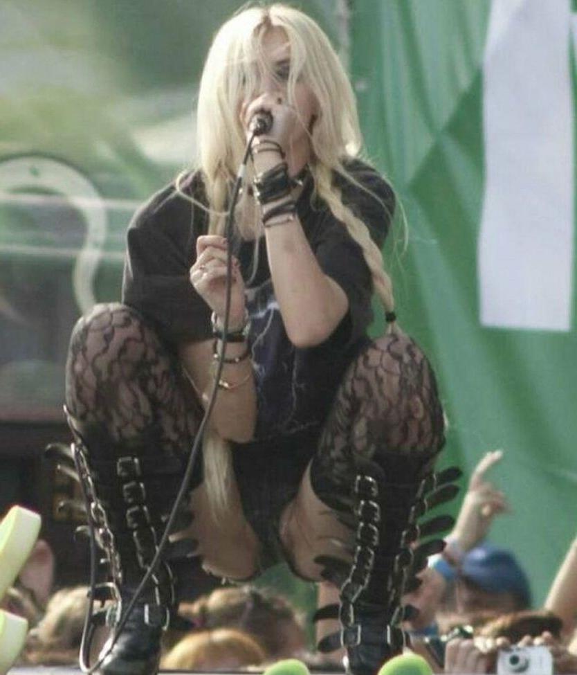 25P Taylor Momsen nude
