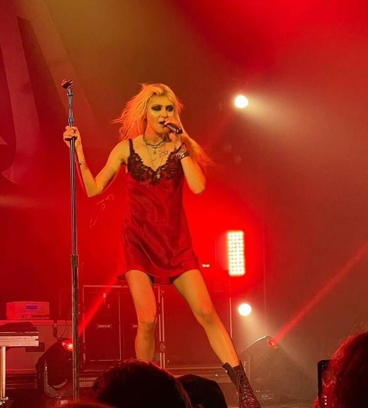 25P Taylor Momsen nude