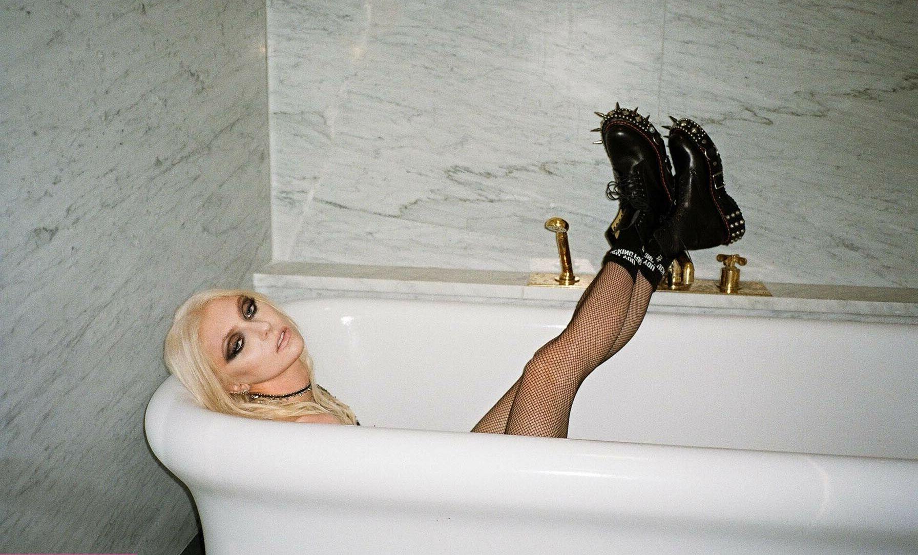 25P Taylor Momsen nude