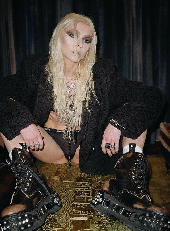 25P Taylor Momsen nude