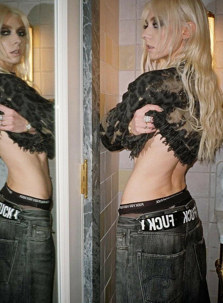 25P Taylor Momsen nude