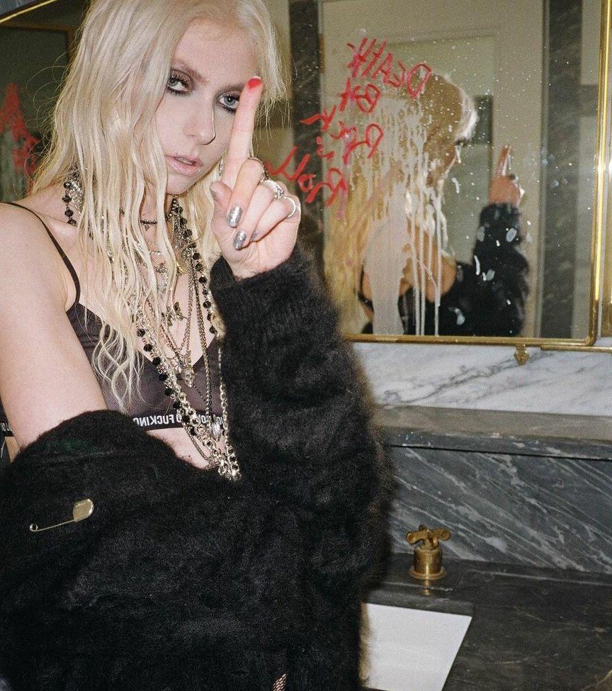 25P Taylor Momsen nude