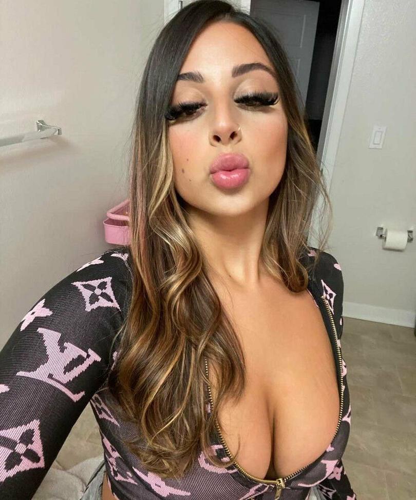 25P Submissive Skylar nude