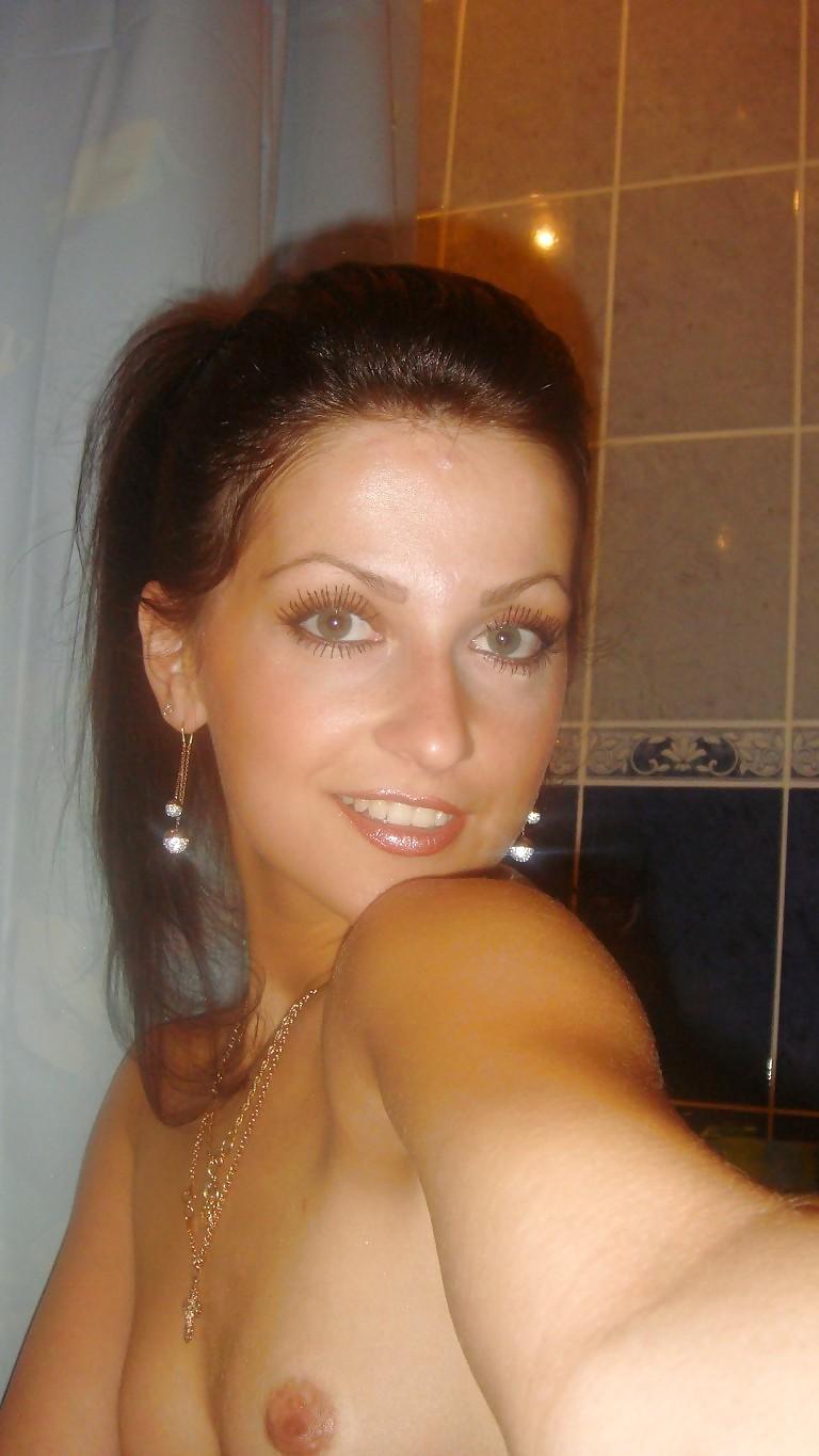 25P Sexy Brunette Milf