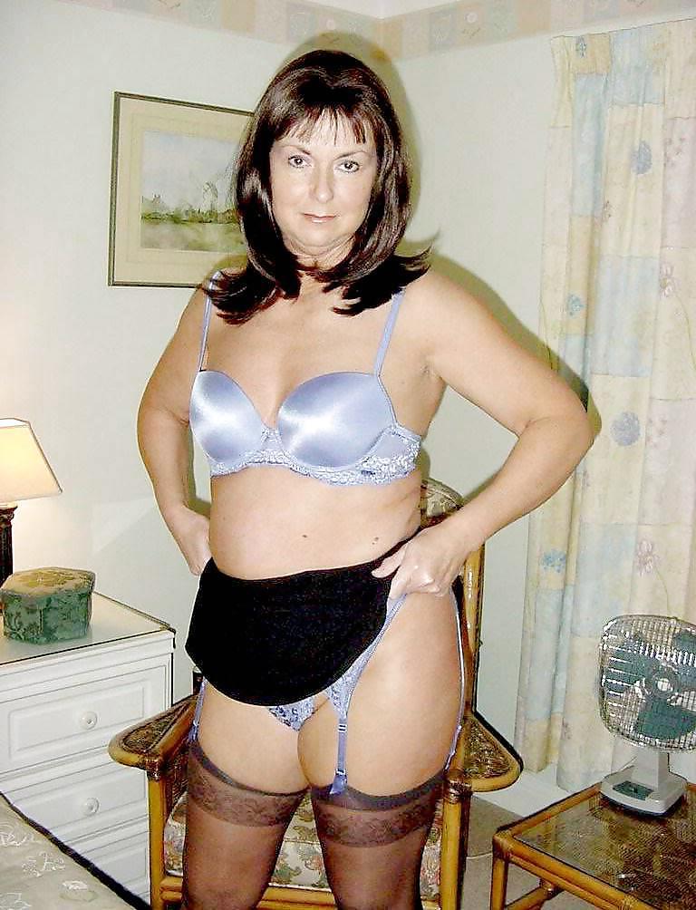25P Mature Wife Posing 
