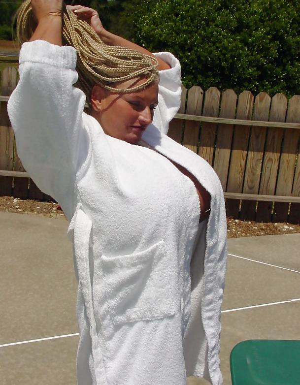 18P BB shows her Gunns at the pool!