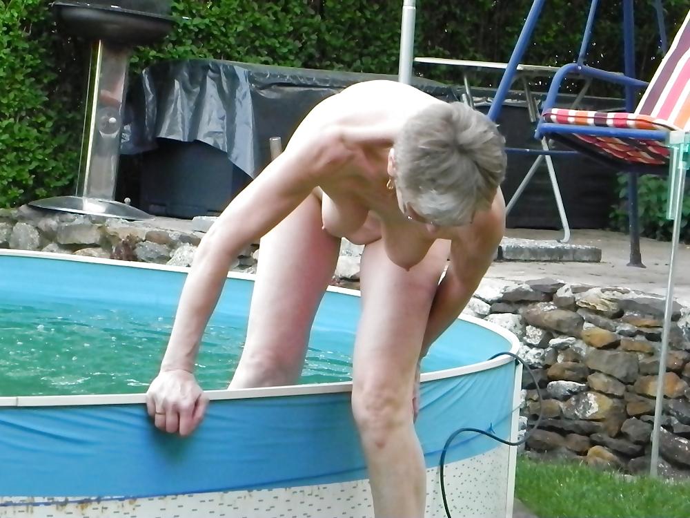 25P Elke im pool