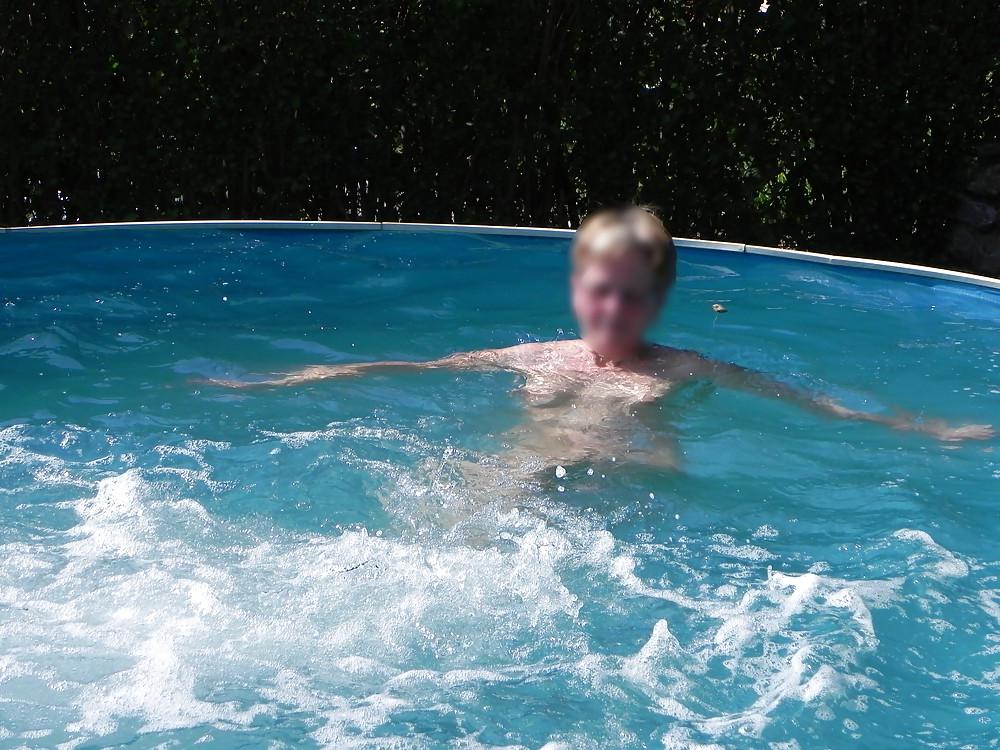 25P Elke im pool