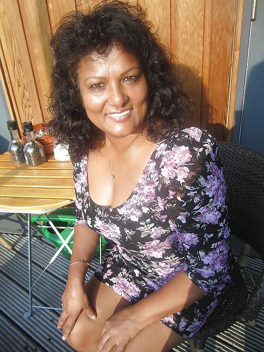 25P Aisha big tits and nice legs mature mom from facebook. 