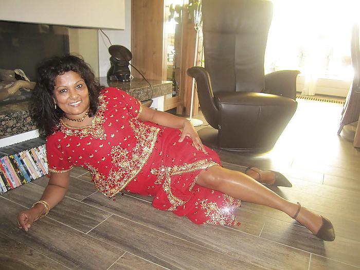 25P Aisha big tits and nice legs mature mom from facebook. 