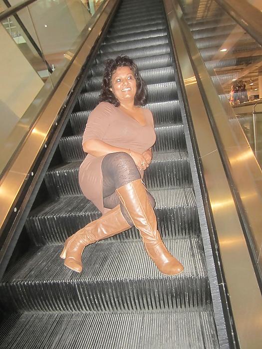 25P Aisha big tits and nice legs mature mom from facebook. 