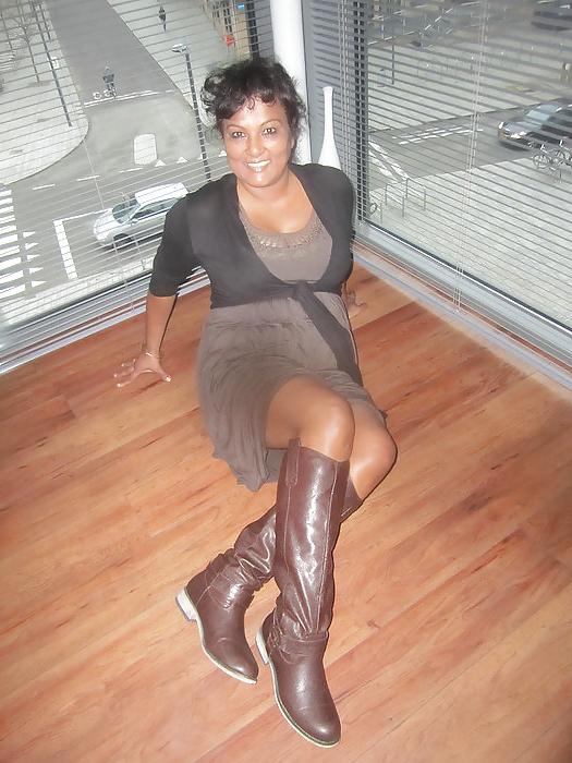 25P Aisha big tits and nice legs mature mom from facebook. 