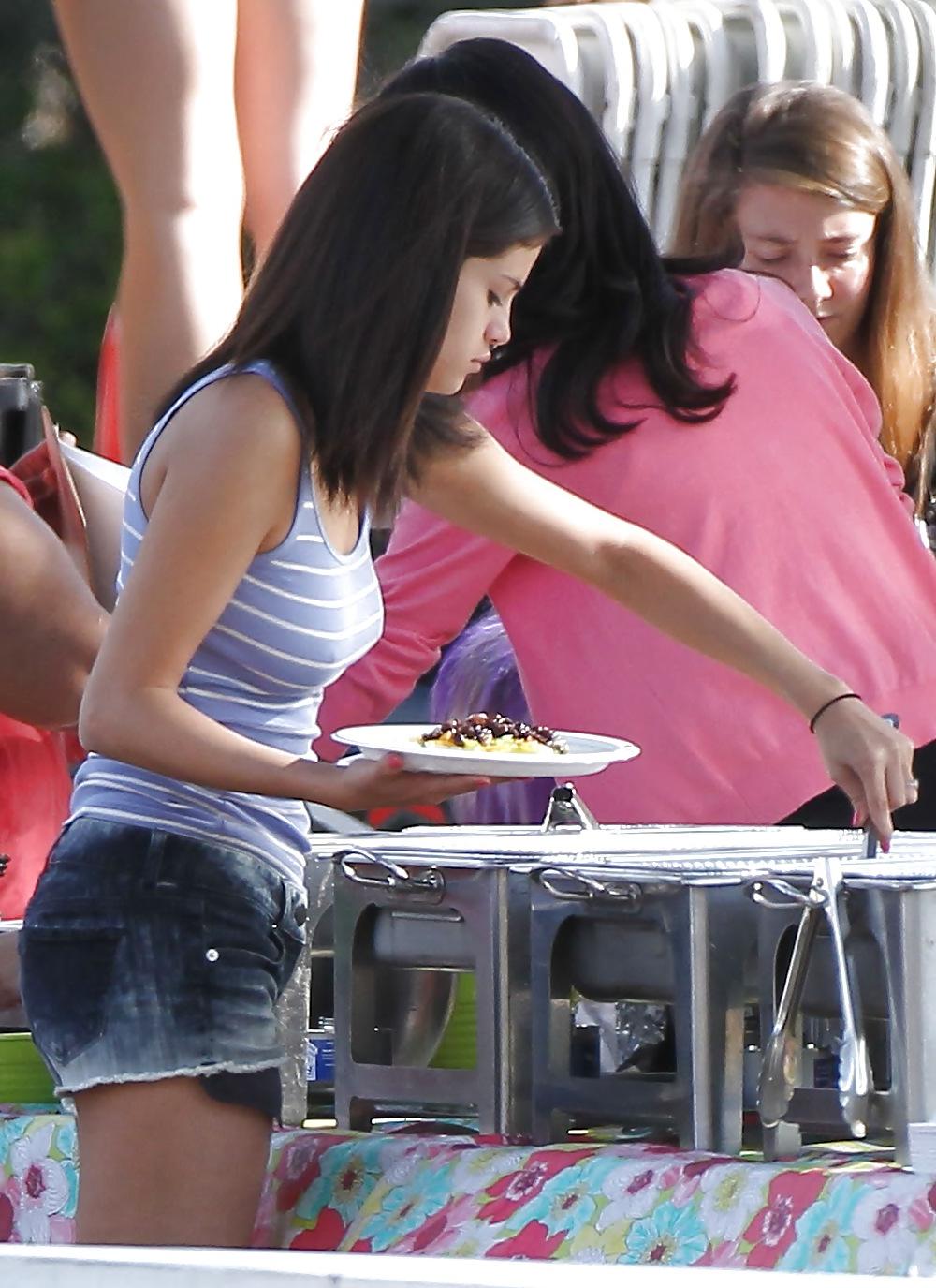 25P Selena Gomez - all braless, topless, upskirt & pokies pics