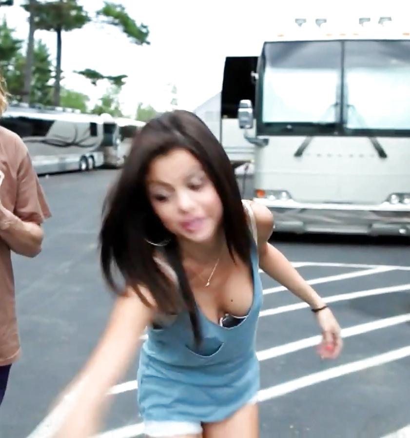 25P Selena Gomez - all braless, topless, upskirt & pokies pics