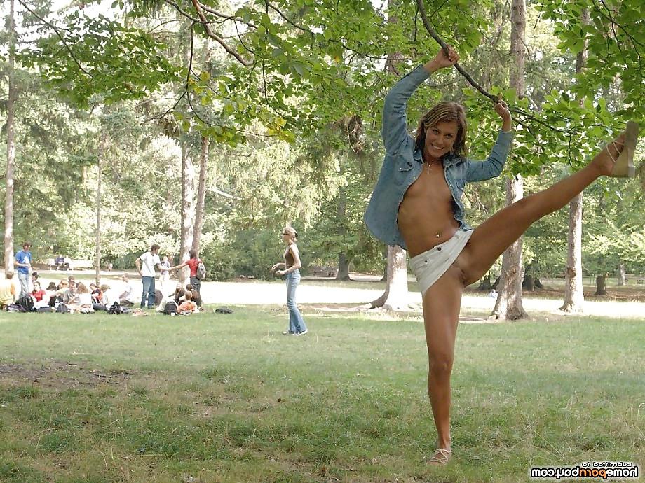 25P Tanned chick naked outdoors