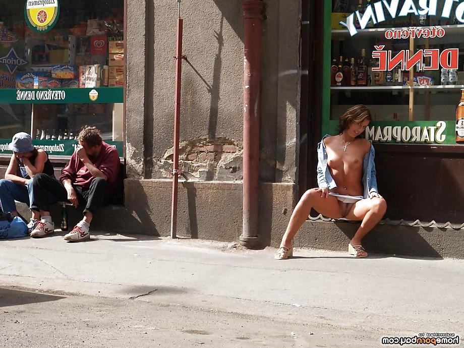 25P Tanned chick naked outdoors