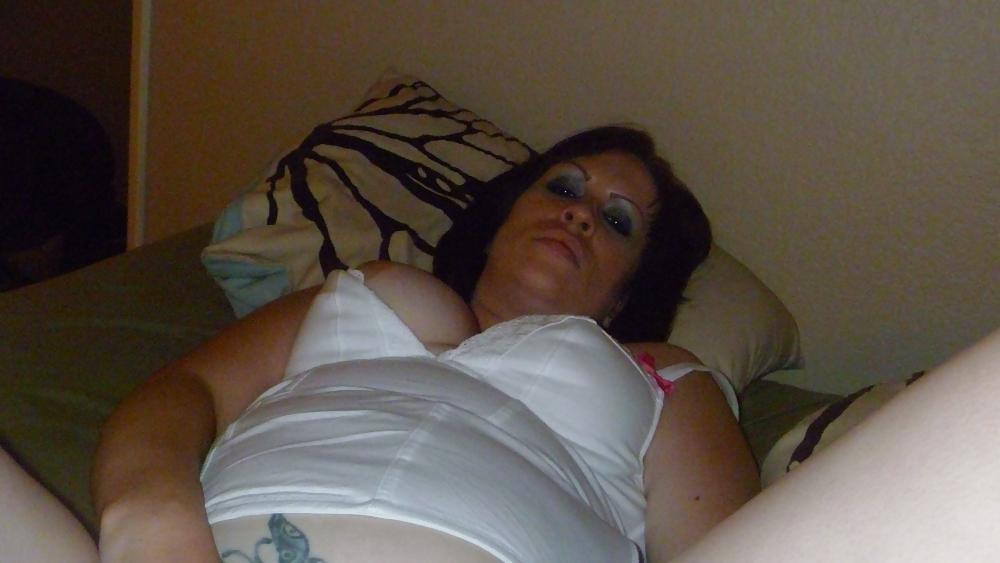 25P Wife posing nude