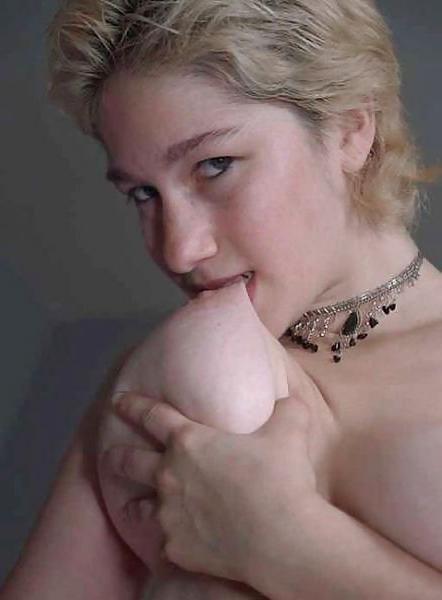 25P Les salopes ( sucking tits )