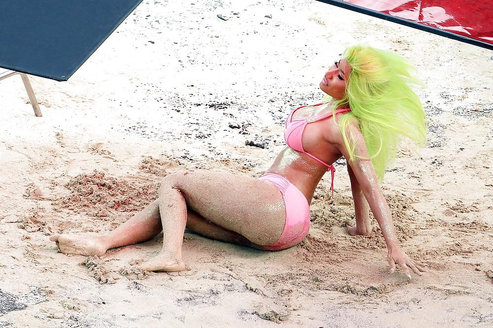 25P Nicki Minaj Sexy Ass & Feet