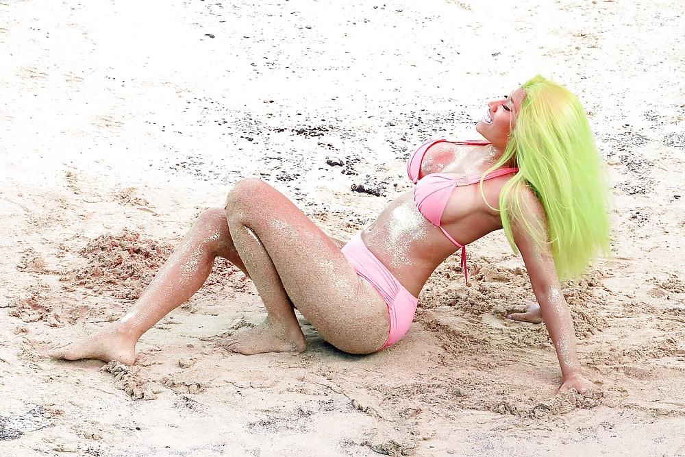 25P Nicki Minaj Sexy Ass & Feet