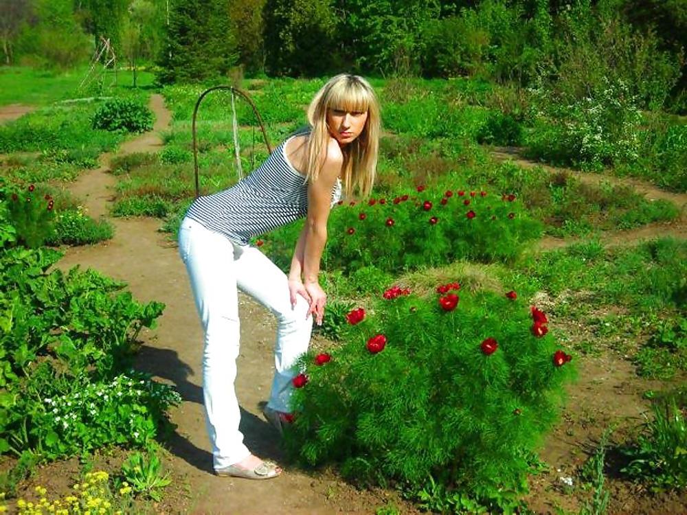 12P Blonde Posing
